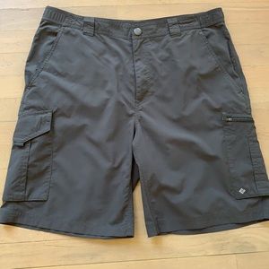 COLUMBIA OMNI-SHADE CARGO SHORTS..LIKE NEW MINT!!